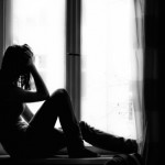 اعتنقت ديانتين انها الثانية عشرة بعد منتصف
الليل باب غرفتي مغلق، بالقرب من نافذتي