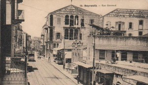 Photo très rare de la rue Gemmayze, alias Rue Gouraud, datant de 1925. Crédit image : http://oldbeirut.com/post/29035259580/gemmayzeh-1925 