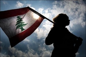 يرفرف علم لبنان عالياً في السماء